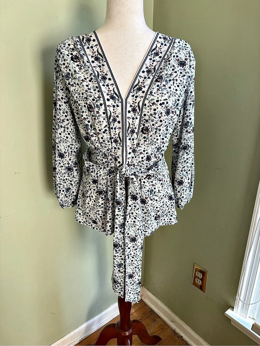 Max Studio Style Ditzy Floral Pattern Blouse in White/Blue/Red Sz Small. Belted